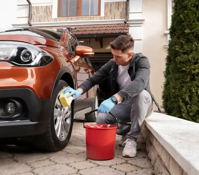 Lavage auto à domicile Bizanet : professionnel intervenant sur un véhicule